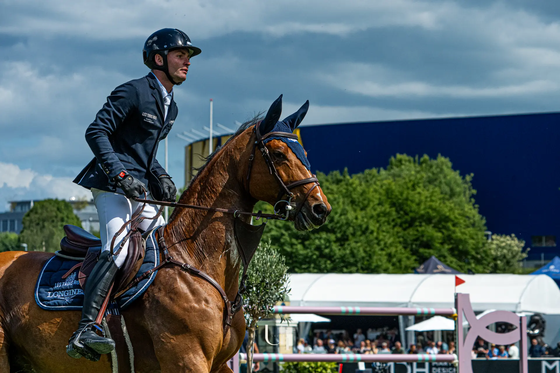 Bryan Balsiger and his chestnut in the ring, reins gathered, before the round